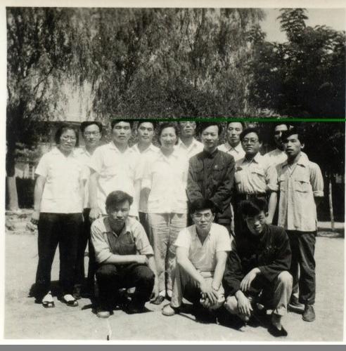 夏培肃在玉泉路校区与中国科大参加107机研制的部分教师合影 夏培肃在玉泉路校区与中国科大参加107机研制的部分教师合影